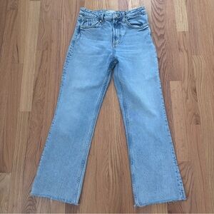 Zara Light Wash Cropped Flare Jeans Raw Hem | Size 4 (EUR 36)
